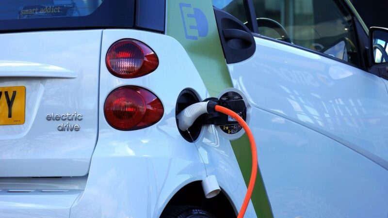 Le auto elettriche piacciono sempre di più, soprattutto a noleggio